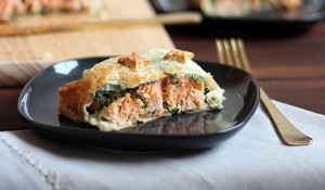 Пирог с лососем, сыром и шпинатом: рецепт с фото